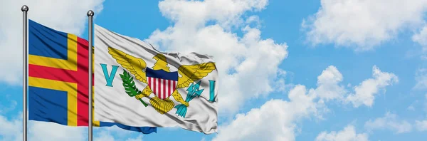Åland och Amerikanska Jungfruöarna flagga vifta i vinden mot vit grumlig blå himmel tillsammans. Diplomatisk koncept, internationella relationer. — Stockfoto