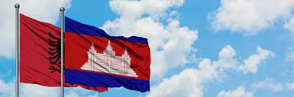 Albanien och Kambodja flagga viftande i vinden mot vit grumlig blå himmel tillsammans. Diplomatisk koncept, internationella relationer. — Stockfoto