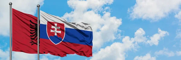 Албанія і Словаччина прапор розмахував вітром проти білого хмарного синього неба разом. Концепція дипломатії, міжнародні відносини. — стокове фото