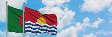 Cezayir ve Kiribati bayrağı birlikte beyaz bulutlu mavi gökyüzüne karşı rüzgarda sallayarak. Diplomasi kavramı, uluslararası ilişkiler.