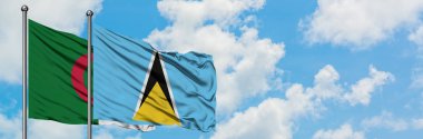 Cezayir ve Saint Lucia bayrağı birlikte beyaz bulutlu mavi gökyüzüne karşı rüzgarda sallayarak. Diplomasi kavramı, uluslararası ilişkiler.