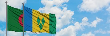 Cezayir ve Saint Vincent ve Grenadinler bayrağı birlikte beyaz bulutlu mavi gökyüzüne karşı rüzgarda sallayarak. Diplomasi kavramı, uluslararası ilişkiler.