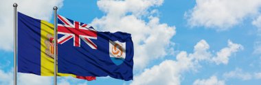 Andorra ve Anguilla bayrağı birlikte beyaz bulutlu mavi gökyüzüne karşı rüzgarda sallayarak. Diplomasi kavramı, uluslararası ilişkiler.