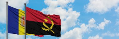Andorra ve Angola bayrağı birlikte beyaz bulutlu mavi gökyüzüne karşı rüzgarda sallayarak. Diplomasi kavramı, uluslararası ilişkiler.