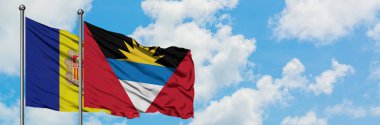 Andorra ve Antigua ve Barbuda bayrağı birlikte beyaz bulutlu mavi gökyüzüne karşı rüzgarda sallayarak. Diplomasi kavramı, uluslararası ilişkiler.