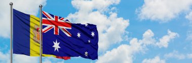 Andorra ve Avustralya bayrağı birlikte beyaz bulutlu mavi gökyüzüne karşı rüzgarda sallayarak. Diplomasi kavramı, uluslararası ilişkiler.