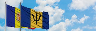 Andorra ve Barbados bayrağı birlikte beyaz bulutlu mavi gökyüzüne karşı rüzgarda sallayarak. Diplomasi kavramı, uluslararası ilişkiler.