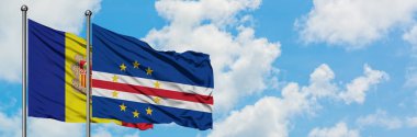 Andorra ve Cape Verde bayrağı birlikte beyaz bulutlu mavi gökyüzüne karşı rüzgarda sallayarak. Diplomasi kavramı, uluslararası ilişkiler.