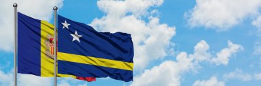 Andorra ve Curacao bayrağı birlikte beyaz bulutlu mavi gökyüzüne karşı rüzgarda sallayarak. Diplomasi kavramı, uluslararası ilişkiler.