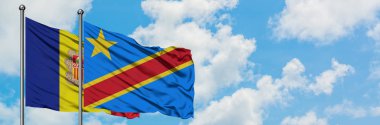 Andorra ve Kongo bayrağı birlikte beyaz bulutlu mavi gökyüzüne karşı rüzgarda sallayarak. Diplomasi kavramı, uluslararası ilişkiler.