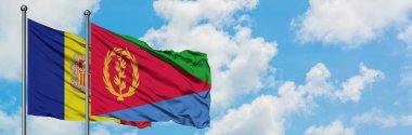 Andorra ve Eritre bayrağı birlikte beyaz bulutlu mavi gökyüzüne karşı rüzgarda sallayarak. Diplomasi kavramı, uluslararası ilişkiler.