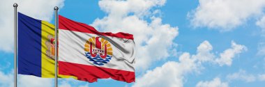 Andorra ve Fransız Polinezyası bayrağı birlikte beyaz bulutlu mavi gökyüzüne karşı rüzgarda sallayarak. Diplomasi kavramı, uluslararası ilişkiler.