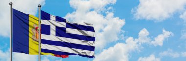 Andorra ve Yunanistan bayrağı birlikte beyaz bulutlu mavi gökyüzüne karşı rüzgarda sallayarak. Diplomasi kavramı, uluslararası ilişkiler.