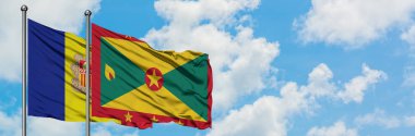 Andorra ve Grenada bayrağı birlikte beyaz bulutlu mavi gökyüzüne karşı rüzgarda sallayarak. Diplomasi kavramı, uluslararası ilişkiler.