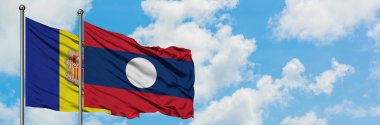 Andorra ve Laos bayrağı birlikte beyaz bulutlu mavi gökyüzüne karşı rüzgarda sallayarak. Diplomasi kavramı, uluslararası ilişkiler.