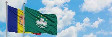 Andorra ve Macao bayrağı birlikte beyaz bulutlu mavi gökyüzüne karşı rüzgarda sallayarak. Diplomasi kavramı, uluslararası ilişkiler.