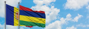 Andorra ve Mauritius bayrağı birlikte beyaz bulutlu mavi gökyüzüne karşı rüzgarda sallayarak. Diplomasi kavramı, uluslararası ilişkiler.