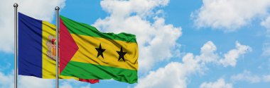 Andorra ve Sao Tome ve Principe bayrağı birlikte beyaz bulutlu mavi gökyüzüne karşı rüzgarda sallayarak. Diplomasi kavramı, uluslararası ilişkiler.