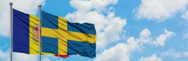 Andorra ve İsveç bayrağı birlikte beyaz bulutlu mavi gökyüzüne karşı rüzgarda sallayarak. Diplomasi kavramı, uluslararası ilişkiler.