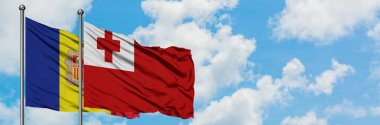 Andorra ve Tonga bayrağı birlikte beyaz bulutlu mavi gökyüzüne karşı rüzgarda sallayarak. Diplomasi kavramı, uluslararası ilişkiler.