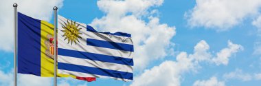 Andorra ve Uruguay bayrağı birlikte beyaz bulutlu mavi gökyüzüne karşı rüzgarda sallayarak. Diplomasi kavramı, uluslararası ilişkiler.