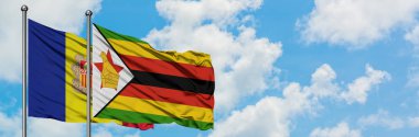 Andorra ve Zimbabve bayrağı birlikte beyaz bulutlu mavi gökyüzüne karşı rüzgarda sallayarak. Diplomasi kavramı, uluslararası ilişkiler.