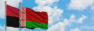 Angola ve Beyaz Rusya bayrağı birlikte beyaz bulutlu mavi gökyüzüne karşı rüzgarda sallayarak. Diplomasi kavramı, uluslararası ilişkiler.