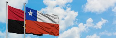 Angola ve Şili bayrağı birlikte beyaz bulutlu mavi gökyüzüne karşı rüzgarda sallayarak. Diplomasi kavramı, uluslararası ilişkiler.