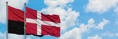 Angola ve Danimarka bayrağı birlikte beyaz bulutlu mavi gökyüzüne karşı rüzgarda sallayarak. Diplomasi kavramı, uluslararası ilişkiler.