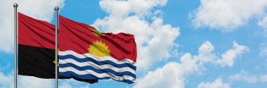 Angola ve Kiribati bayrağı birlikte beyaz bulutlu mavi gökyüzüne karşı rüzgarda sallayarak. Diplomasi kavramı, uluslararası ilişkiler.