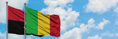 Angola ve Mali bayrağı birlikte beyaz bulutlu mavi gökyüzüne karşı rüzgarda sallayarak. Diplomasi kavramı, uluslararası ilişkiler.