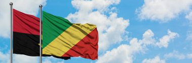 Angola ve Kongo Cumhuriyeti bayrağı birlikte beyaz bulutlu mavi gökyüzüne karşı rüzgarsal sallayarak. Diplomasi kavramı, uluslararası ilişkiler.