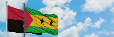Angola ve Sao Tome ve Principe bayrak birlikte beyaz bulutlu mavi gökyüzüne karşı rüzgarda sallayarak. Diplomasi kavramı, uluslararası ilişkiler.