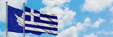 Antarktika ve Yunanistan bayrağı birlikte beyaz bulutlu mavi gökyüzüne karşı rüzgarda sallayarak. Diplomasi kavramı, uluslararası ilişkiler.