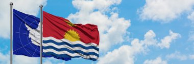 Antarktika ve Kiribati bayrağı birlikte beyaz bulutlu mavi gökyüzüne karşı rüzgarda sallayarak. Diplomasi kavramı, uluslararası ilişkiler.