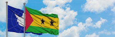 Antarktika ve Sao Tome ve Principe bayrak birlikte beyaz bulutlu mavi gökyüzüne karşı rüzgarda sallayarak. Diplomasi kavramı, uluslararası ilişkiler.
