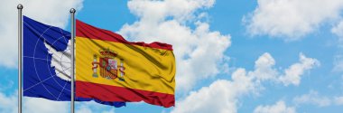 Antarktika ve İspanya bayrağı birlikte beyaz bulutlu mavi gökyüzüne karşı rüzgarda sallayarak. Diplomasi kavramı, uluslararası ilişkiler.