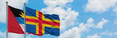 Antigua ve Barbuda Aland Adaları bayrağı ile birlikte beyaz bulutlu mavi gökyüzüne karşı rüzgarda sallayarak. Diplomasi kavramı, uluslararası ilişkiler.