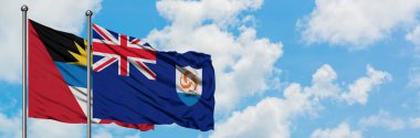 Antigua ve Barbuda anguilla bayrağı ile birlikte beyaz bulutlu mavi gökyüzüne karşı rüzgarda sallayarak. Diplomasi kavramı, uluslararası ilişkiler.