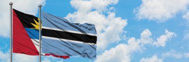 Antigua ve Barbuda Botsvana bayrağı ile birlikte beyaz bulutlu mavi gökyüzüne karşı rüzgarda sallayarak. Diplomasi kavramı, uluslararası ilişkiler.