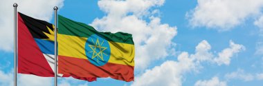 Antigua ve Barbuda Etiyopya bayrağı ile birlikte beyaz bulutlu mavi gökyüzüne karşı rüzgarda sallayarak. Diplomasi kavramı, uluslararası ilişkiler.