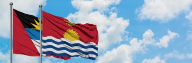 Antigua ve Barbuda Kiribati bayrağı ile birlikte beyaz bulutlu mavi gökyüzüne karşı rüzgarda sallayarak. Diplomasi kavramı, uluslararası ilişkiler.