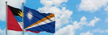Antigua ve Barbuda Marshall Adaları bayrağı ile birlikte beyaz bulutlu mavi gökyüzüne karşı rüzgarda sallayarak. Diplomasi kavramı, uluslararası ilişkiler.