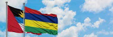 Antigua ve Barbuda Mauritius bayrağı ile birlikte beyaz bulutlu mavi gökyüzüne karşı rüzgarda sallayarak. Diplomasi kavramı, uluslararası ilişkiler.