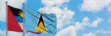 Antigua ve Barbuda Saint Lucia bayrağı ile birlikte beyaz bulutlu mavi gökyüzüne karşı rüzgarda sallayarak. Diplomasi kavramı, uluslararası ilişkiler.