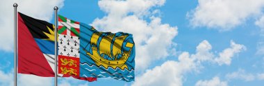 Antigua ve Barbuda Saint Pierre ve Miquelon bayrağı ile birlikte beyaz bulutlu mavi gökyüzüne karşı rüzgarda sallayarak. Diplomasi kavramı, uluslararası ilişkiler.