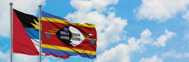 Antigua ve Barbuda Svaziland bayrağı ile birlikte beyaz bulutlu mavi gökyüzüne karşı rüzgarda sallayarak. Diplomasi kavramı, uluslararası ilişkiler.