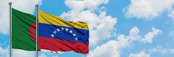 Η Αλγερία και η Βενεζουέλα κυματίζει στον άνεμο ενάντια στον λευκό νεφελώδες γαλάζιο ουρανό μαζί. Φιλοσοφία της διπλωματίας, διεθνείς σχέσεις. — Φωτογραφία Αρχείου