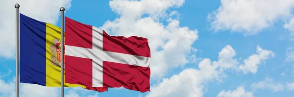 Andorra a Dánská vlajka mávali ve větru proti bíle zatažené modré obloze. Diplomacie, mezinárodní vztahy. — Stock fotografie
