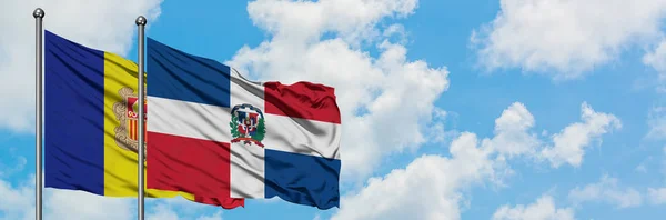 Bandera de Andorra y República Dominicana ondeando en el viento contra el cielo azul nublado blanco juntos. Concepto diplomático, relaciones internacionales . — Foto de Stock